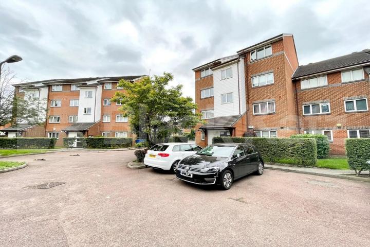 Recently redecorated throughout, wooden floors, stylish neutral decor. Goodwin Close, Bermondsey